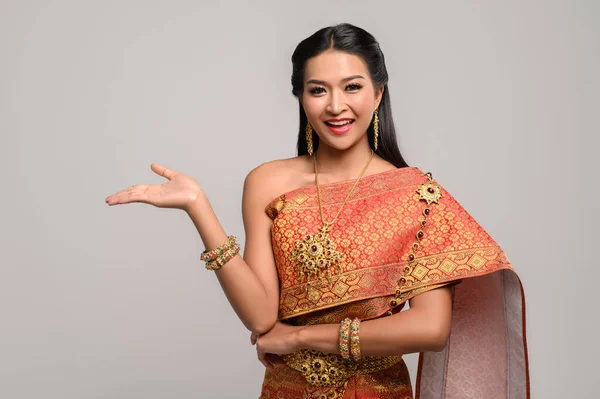 Kvinna Bär Thailändsk Klänning Som Gjorde Hand Symbol — Stockfoto