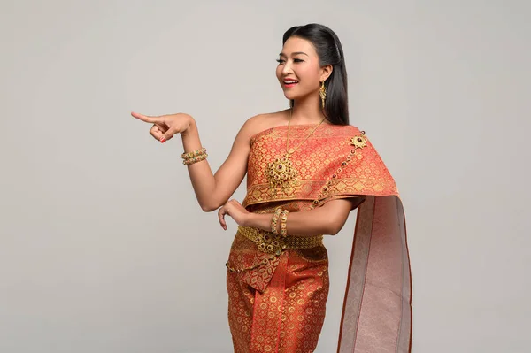 Les Femmes Portant Des Costumes Thaïlandais Qui Sont Symboliques Pointant — Photo