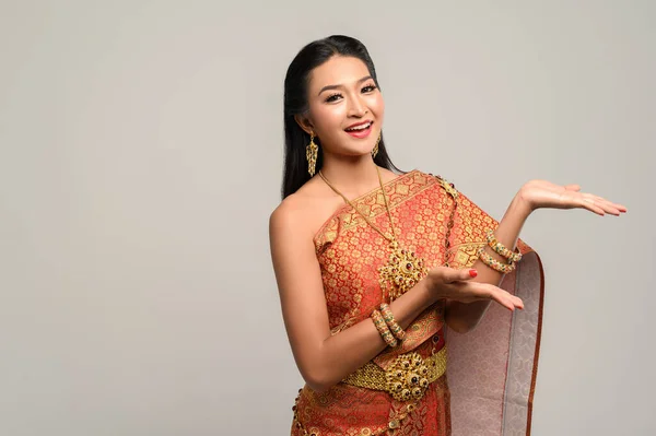 Femme Portant Une Robe Thaïlandaise Qui Fait Symbole Main — Photo