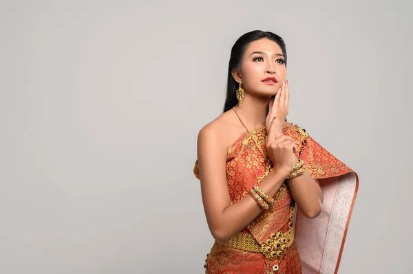 Vrouwen Met Thaise Kleren Handen Die Hun Gezicht Aanraken — Stockfoto