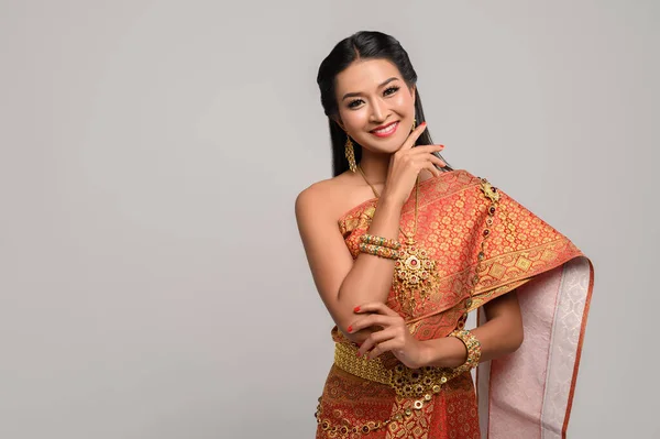 Hermosa Mujer Tailandesa Con Vestido Tailandés Una Sonrisa Feliz —  Fotos de Stock