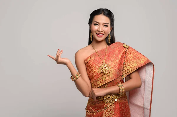 Kvinna Bär Thailändsk Klänning Som Gjorde Hand Symbol — Stockfoto