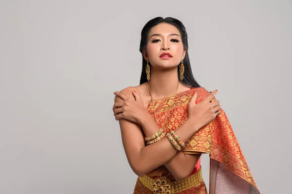 Taylandlı Güzel Bir Kadın Tayland Elbisesi Giyiyor Ayakta Kendine Sarılıyor — Stok fotoğraf