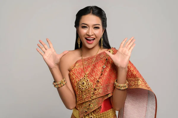 Wanita Mengenakan Gaun Thailand Yang Membuat Simbol Tangan — Stok Foto