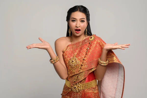 Femme Portant Une Robe Thaïlandaise Qui Fait Symbole Main — Photo