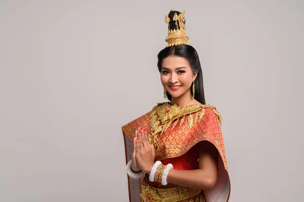 Γυναίκες Που Φορούν Ταϊλανδέζικα Ρούχα Που Δίνουν Σεβασμό Σύμβολο Sawasdee — Φωτογραφία Αρχείου
