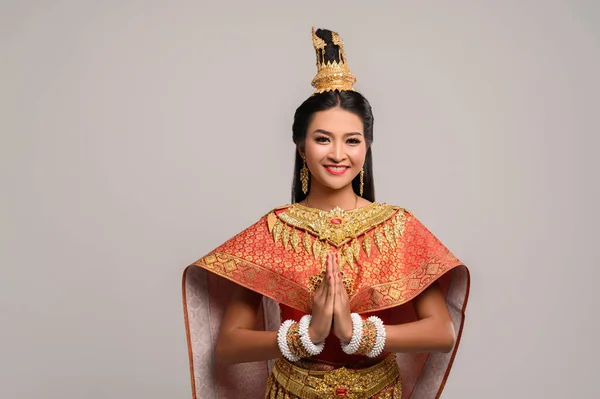 Жінки Тайському Одязі Які Віддають Пошану Символ Савасді — стокове фото
