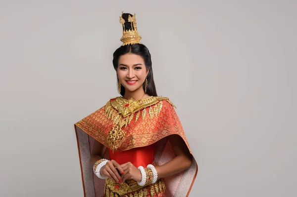 Schöne Thailänderin Einem Thailändischen Kleid Und Einem Glücklichen Lächeln — Stockfoto