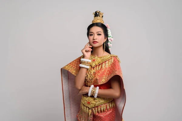 タイの服を着て顔に手を触れる女性 — ストック写真