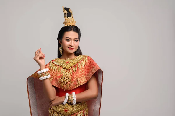 Schöne Thailänderin Einem Thailändischen Kleid Und Einem Glücklichen Lächeln — Stockfoto