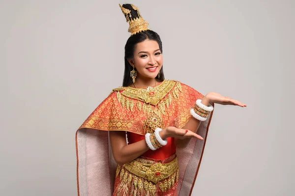 Femme Portant Une Robe Thaïlandaise Qui Fait Symbole Main — Photo