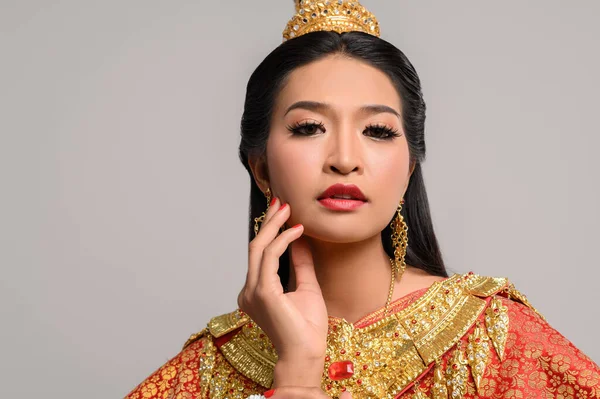Жінки Тайському Одязі Руках Торкаються Їхніх Облич — стокове фото
