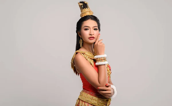 Mulher Tailandesa Bonita Vestindo Vestido Tailandês Olhando Para Lado — Fotografia de Stock