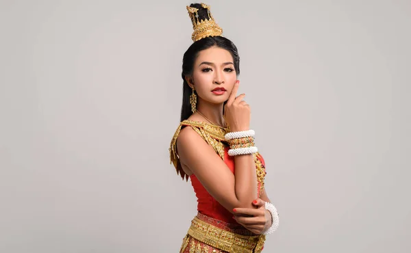 Schöne Thailänderin Trägt Thai Kleid Und Schaut Zur Seite — Stockfoto