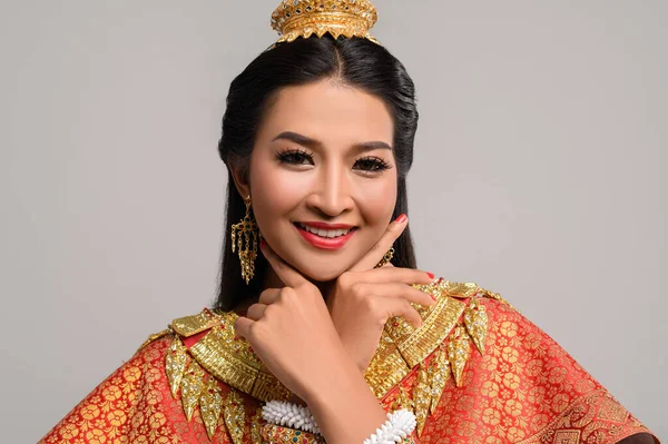 Schöne Thailänderin Einem Thailändischen Kleid Und Einem Glücklichen Lächeln — Stockfoto