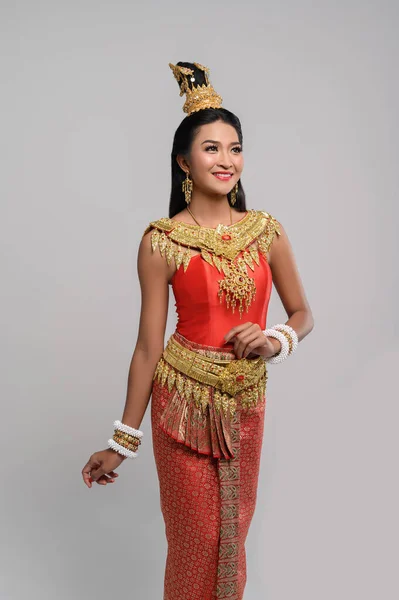 Schöne Thailänderin Trägt Ein Thai Kleid Und Schaut Nach Oben — Stockfoto