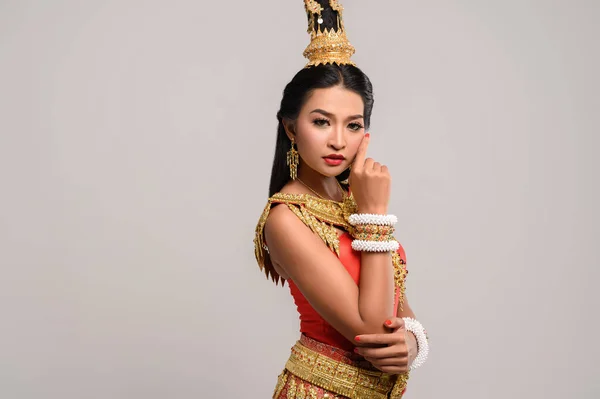 Schöne Thailänderin Trägt Thai Kleid Und Schaut Zur Seite — Stockfoto