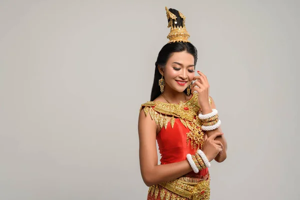 Vacker Thailändsk Kvinna Klädd Thailändsk Klänning Och Ett Glatt Leende — Stockfoto