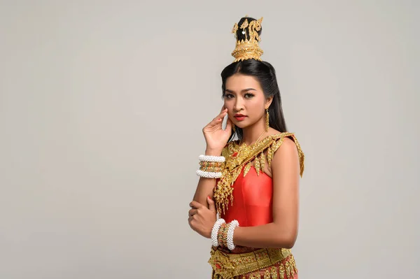 Mulher Tailandesa Bonita Vestindo Vestido Tailandês Olhando Para Lado — Fotografia de Stock