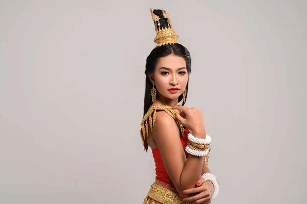 美丽的泰国女人穿着泰式服装 朝旁边看 — 图库照片