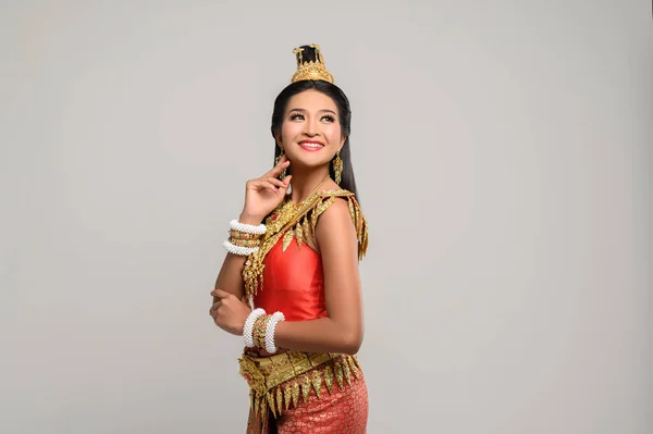 Schöne Thailänderin Trägt Ein Thai Kleid Und Schaut Nach Oben — Stockfoto
