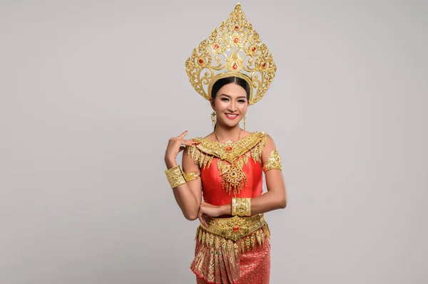 Schöne Thailänderin Einem Thailändischen Kleid Und Einem Glücklichen Lächeln — Stockfoto