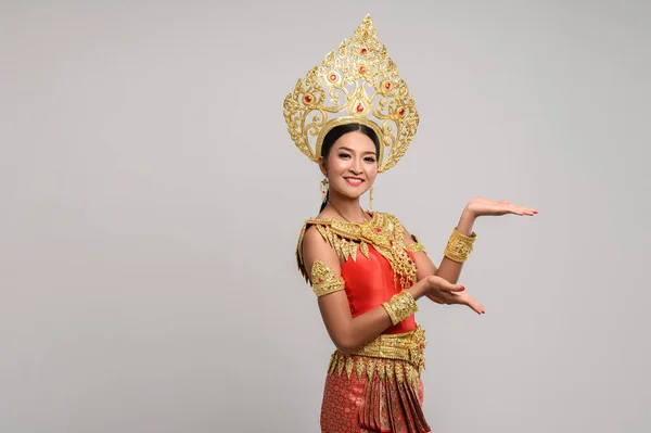 Femme Portant Une Robe Thaïlandaise Qui Fait Symbole Main — Photo