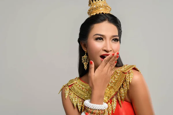 Γυναίκα Φορώντας Ταϊλανδέζικο Φόρεμα Που Έκανε Ένα Σύμβολο Χεριού — Φωτογραφία Αρχείου