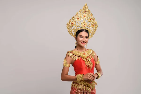 Hermosa Mujer Tailandesa Con Vestido Tailandés Una Sonrisa Feliz — Foto de Stock
