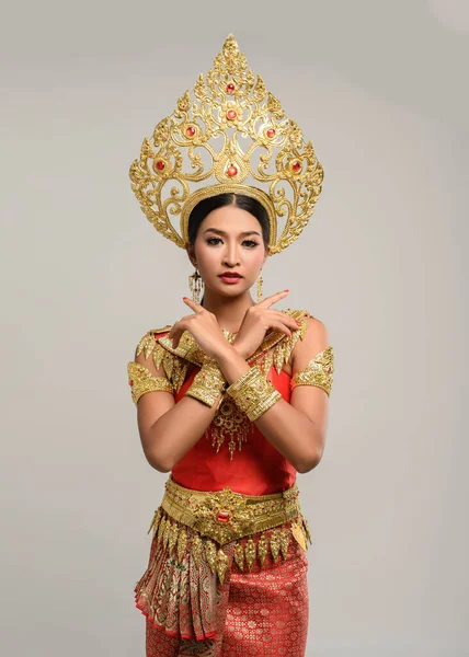 Femme Portant Une Robe Thaïlandaise Qui Fait Symbole Main — Photo