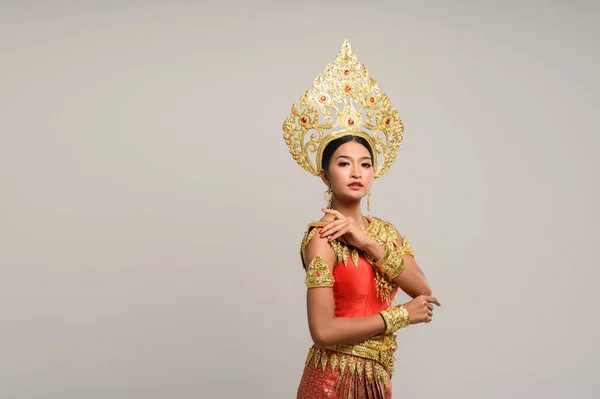 Schöne Thailänderin Trägt Thai Kleid Und Schaut Zur Seite — Stockfoto