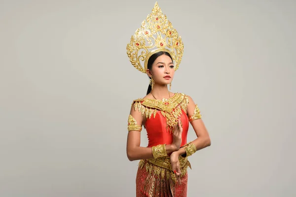 タイのドレスとタイ舞踊を着た美しいタイ人女性 — ストック写真