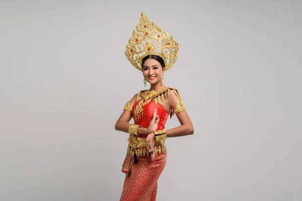 Όμορφη Ταϊλανδέζα Που Φοράει Ταϊλανδέζικο Φόρεμα Και Ταϊλανδέζικο — Φωτογραφία Αρχείου