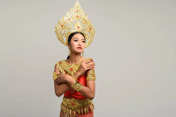 Schöne Thailänderin Trägt Ein Thai Kleid Und Schaut Nach Oben — Stockfoto