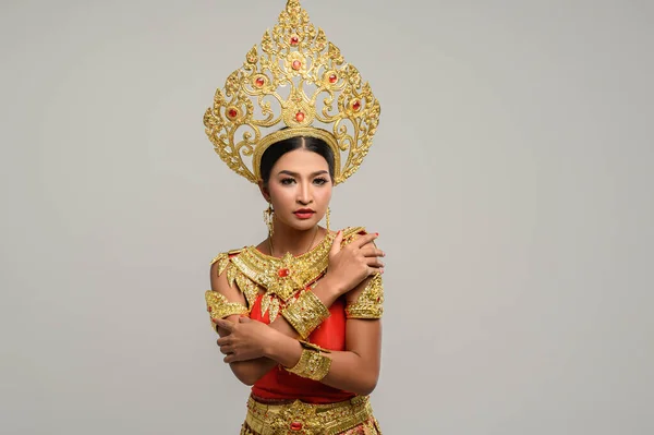 Mulher Tailandesa Bonita Vestindo Vestido Tailandês Abraçando — Fotografia de Stock