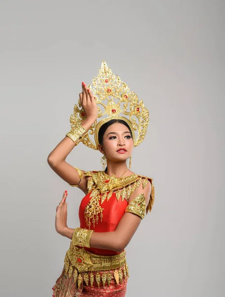 タイのドレスとタイ舞踊を着た美しいタイ人女性 — ストック写真