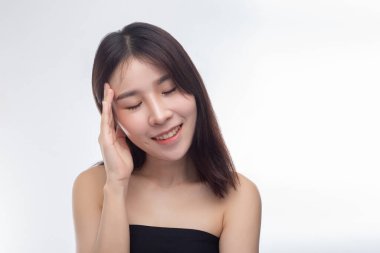 Siyah askısız bluzlar giyen ve kaşlarına dokunan kadınlar..