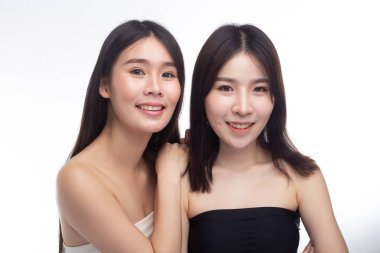 İki genç kadın mutlu bir şekilde arkadan yan yana durdu..