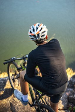 Sporcular bisikletle dağlarda duruyorlar.