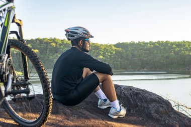 Sporcular bisikletle dağda oturuyorlar