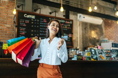 Genç kadınlar kredi kartlarıyla alışveriş yapmayı severler..
