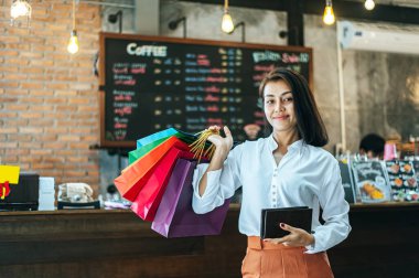 Genç kadınlar kredi kartlarıyla alışveriş yapmayı severler..