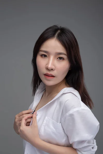 Woman Wearing White Shirt Facing Left Hand Side — Stock Photo, Image