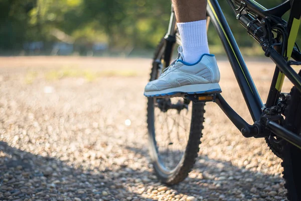 길에서 신발에 초점을 자전거타는 사람들의 — 스톡 사진