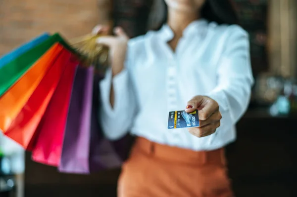 Unga Kvinnor Tycker Att Handla Med Kreditkort — Stockfoto