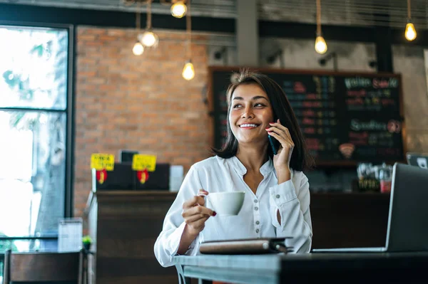 Mulher Sentada Feliz Trabalhando Com Smartphone Uma Cafeteria Notebook — Fotografia de Stock