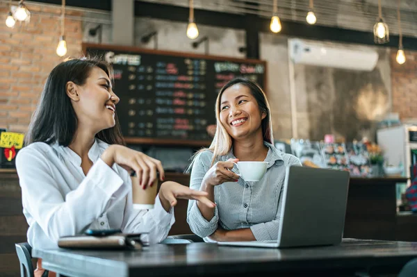 Två Kvinnor Sitter Och Arbetar Med Bärbar Dator Ett Kafé — Stockfoto