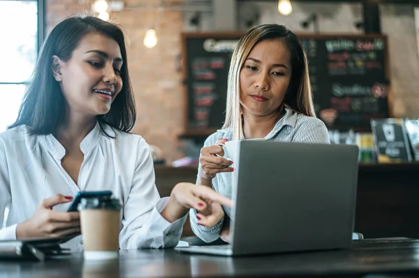 Duas Mulheres Sentadas Trabalhando Com Laptop Uma Cafeteria — Fotografia de Stock