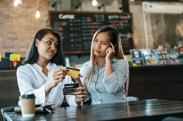 Duas Mulheres Sentadas Falar Cartão Crédito Num Café Ter Stress — Fotografia de Stock