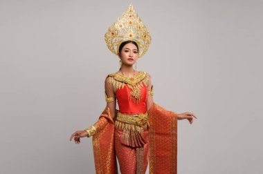Tayland elbisesi giyen güzel Taylandlı kadınlar